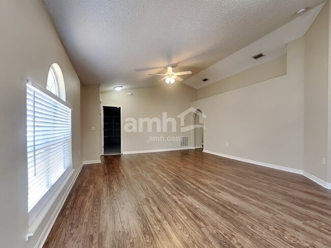 Foto del edificio - 7287 Lawn Tennis Ln