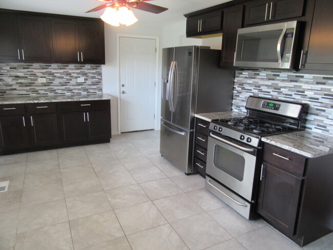 Building Photo - 621 Sienna Dr