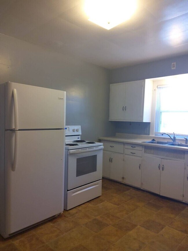 Building Photo - $500 OFF FIRST MONTH RENT - 2 Bedroom Ranc...