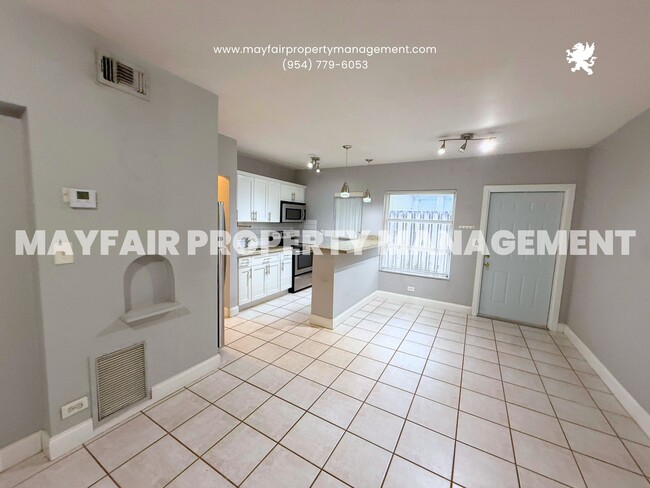 Building Photo - 1621 NE 5th Ct