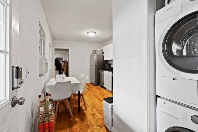 Building Photo - 442 W Fourth St