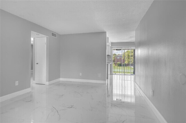 Foto del edificio - 5325 Curry Ford Rd
