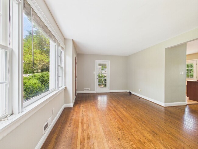 Foto del edificio - 8410 Weldon Dr