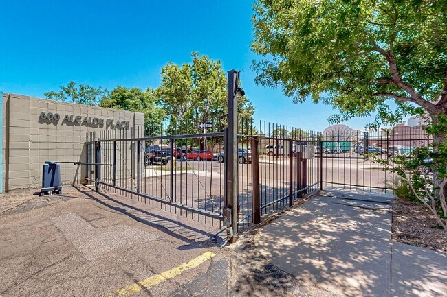 Building Photo - Art Deco Condo 1 Bedroom  1 Bath with cove...