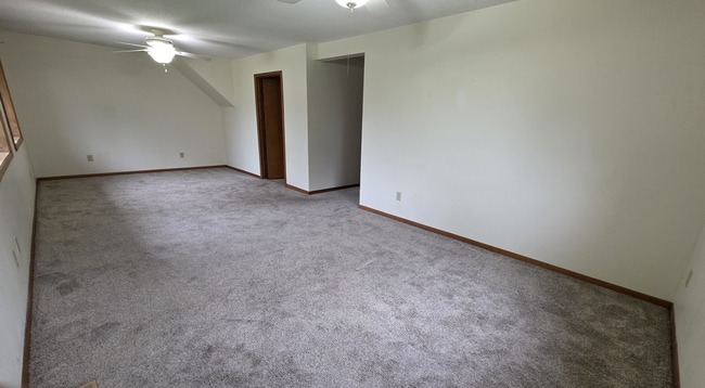 Spacious master bedroom - 620 East St S