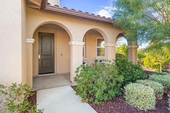 Building Photo - HILLTOP CORNER HOME WITH GORGEOUS VIEWS