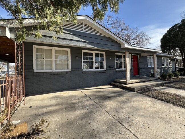 Building Photo - Beautiful 4-Bedroom Home with Fenced Yard ...