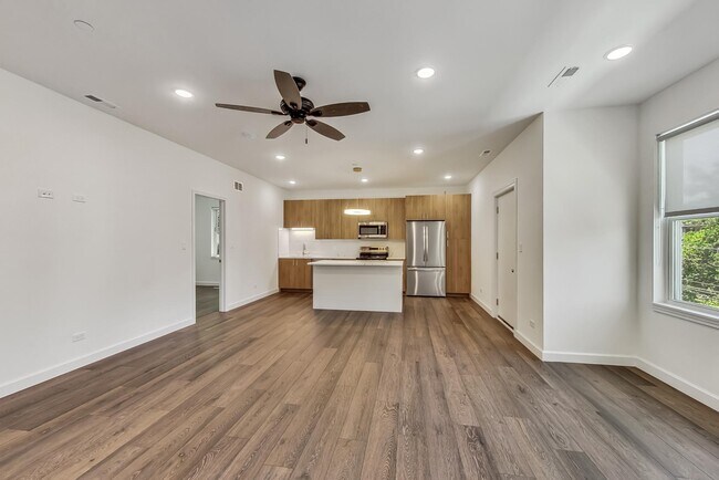 Building Photo - 6122 S University Ave