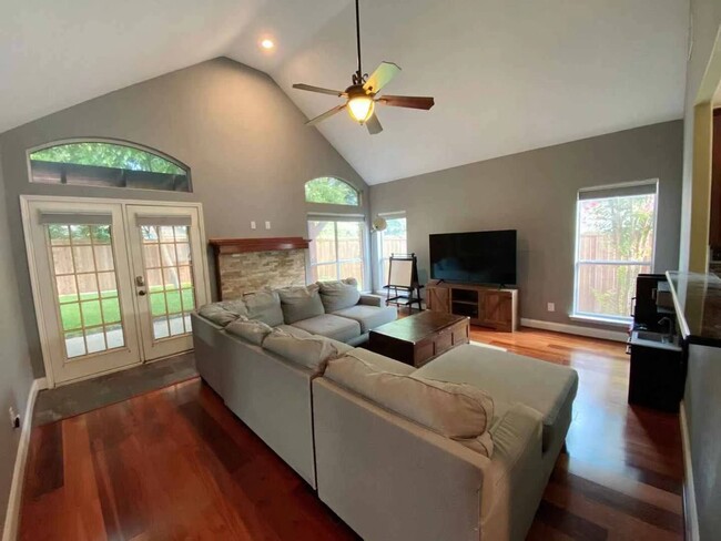 Foto del edificio - 3301 Bradford Dr