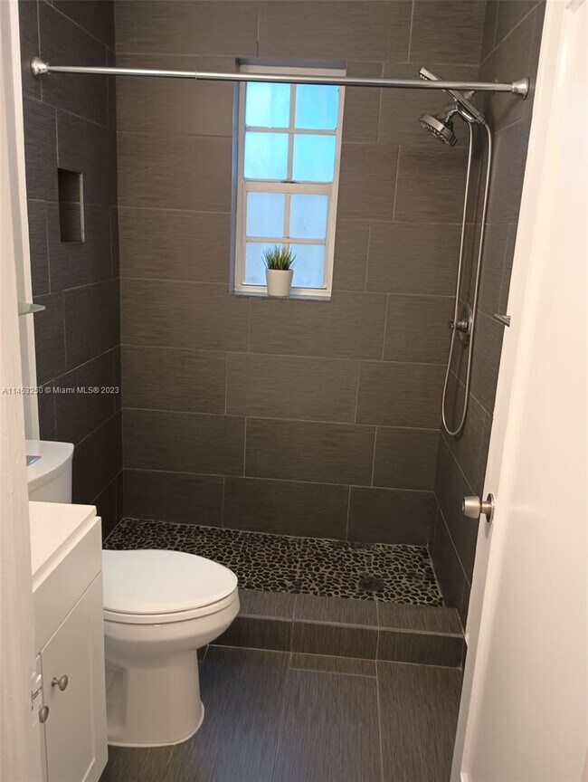Foto del edificio - 444 NE 69th St