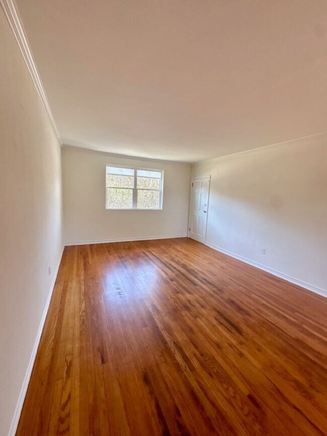 Foto del edificio - Renovated Three Bedrooms Condo in South Windermere- 6 mins from MUSC!