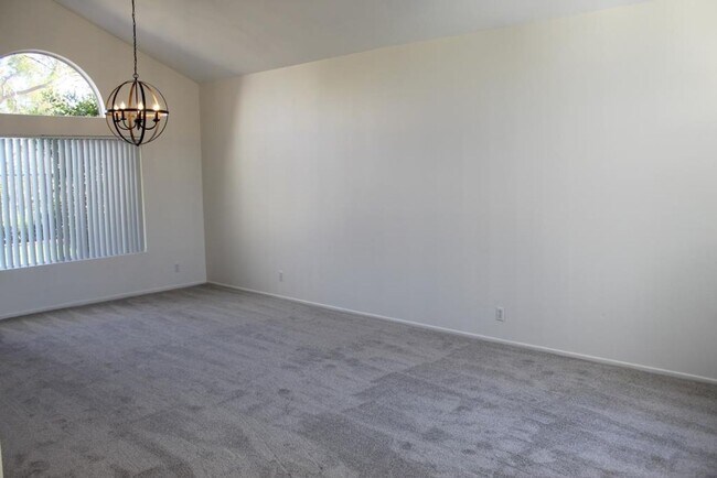 Building Photo - 4Bed/3Bath with 1 bed and bath downstairs & bonus room~ Avenida Andante