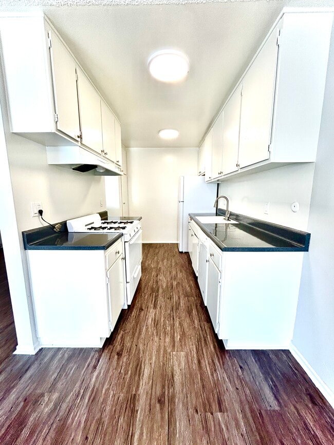 Building Photo - 14033 Burbank Blvd