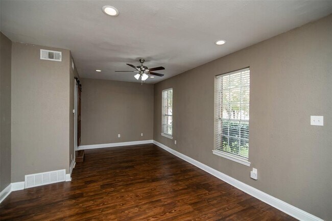 Building Photo - 2706 Golfing Green Dr