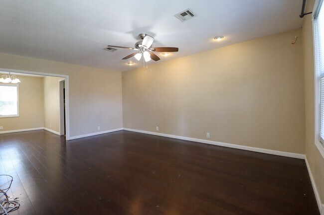 Foto del edificio - Charming 2 Bed / 1 Bath + Sunroom/Breakfas...