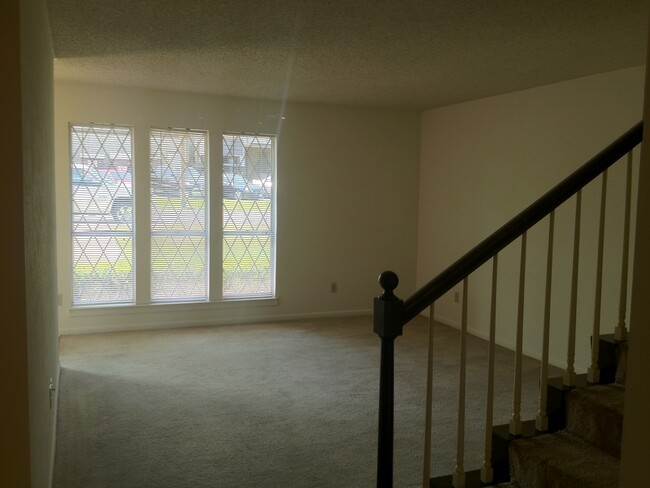 Building Photo - Townhome *LEASING SPECIAL AVAILABLE*