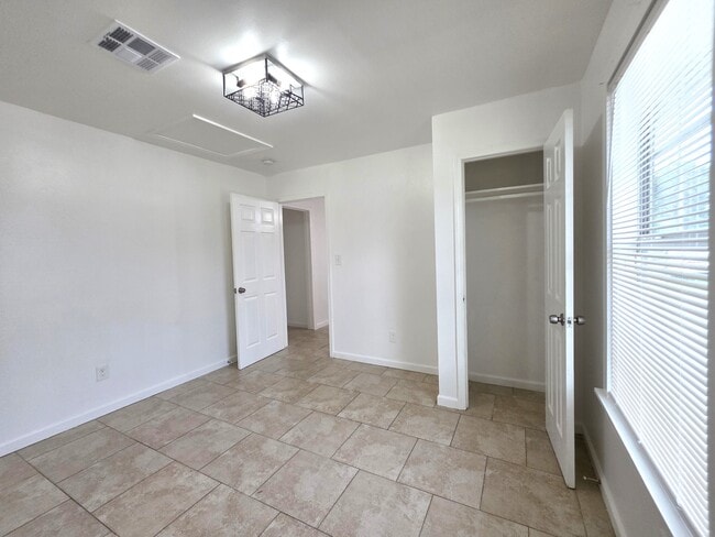 Building Photo - 556 Westwood Dr