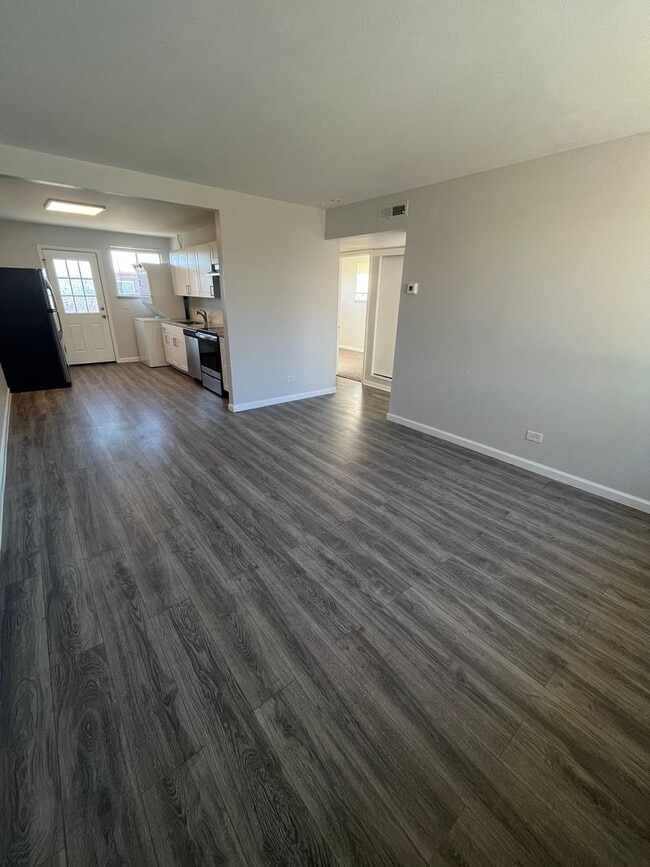 Building Photo - Updated 2-Bedroom Upper Unit – Lakewood