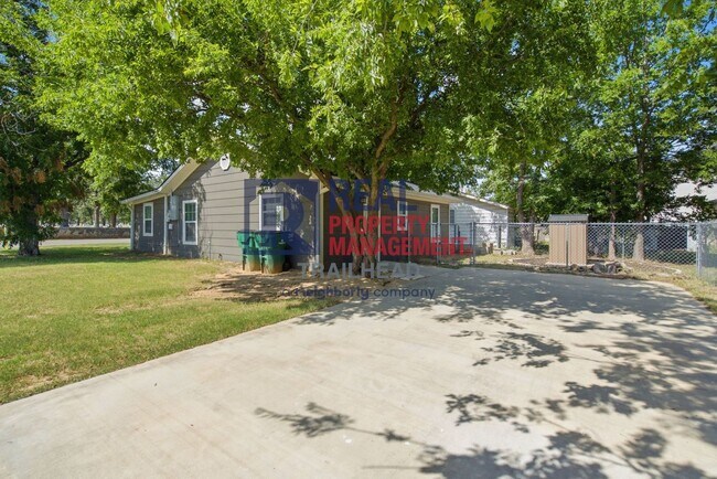 Building Photo - 1590 W Long