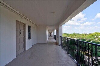 Building Photo - 3050 N Palm Aire Dr