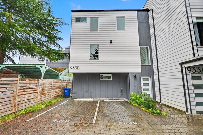 Building Photo - 933 N 91st St