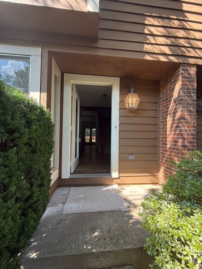 Building Photo - Spacious And Sun-Filled 3 Bedroom 2.5 Bath...