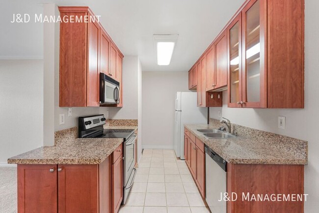 Building Photo - 2 bd / 2 ba Cantabria Condo