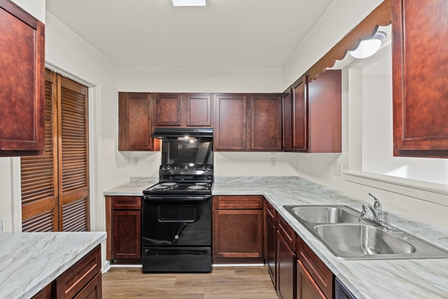 Building Photo - Fairfax Manor Townhomes