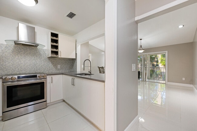 Building Photo - 811 SE 4th Ave