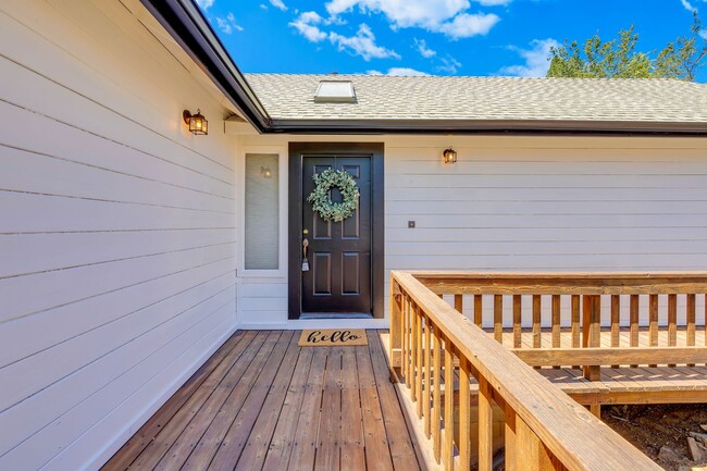 Building Photo - Charming Newly Remodeled 2 Bedroom Home in...