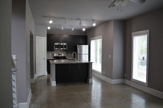 Building Photo - Near UGA campus and downtown - Pre-leasing...