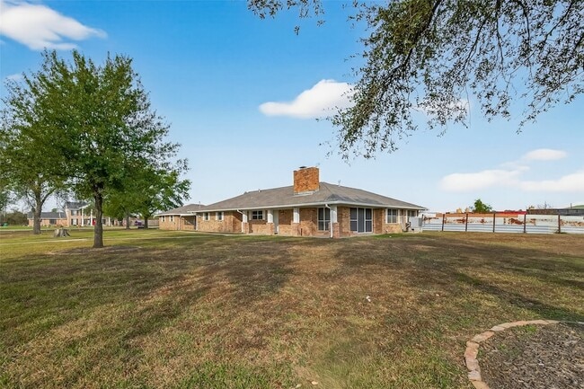 Building Photo - 10645 Oak Brook Dr