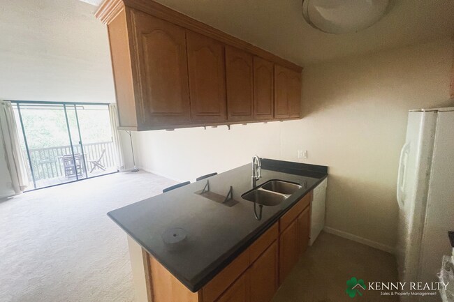 Foto del edificio - Top Floor One Bedroom - Easy Access to Garage Parking + Great Amenities