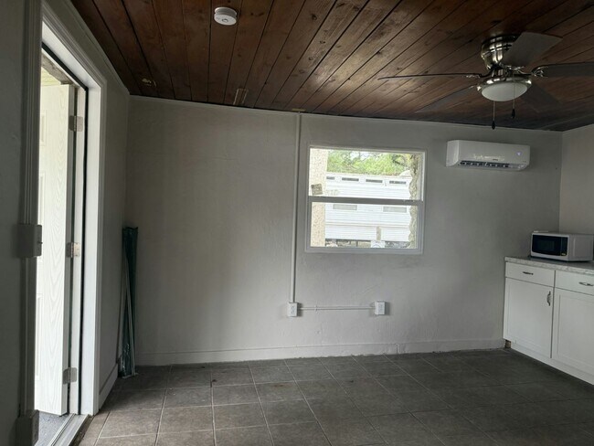 Foto del edificio - 14035 W River Rd