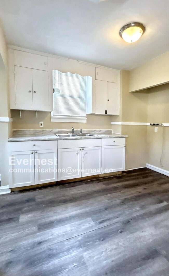 Foto del edificio - 3 Bed, 1 Bath Home with Great Space / Avai...
