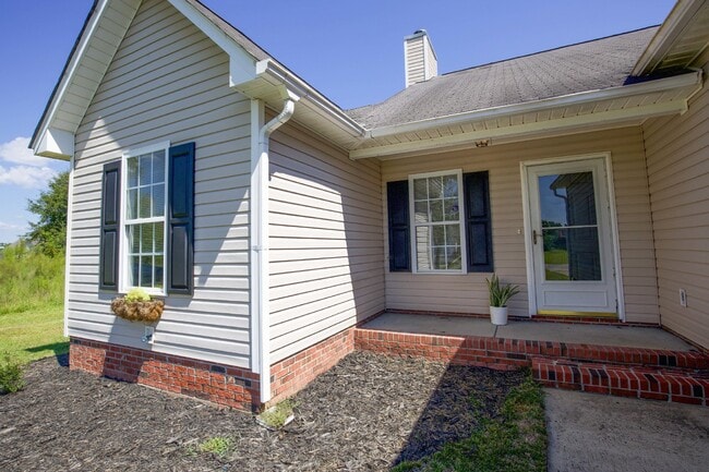 Building Photo - Adorable 3 bedroom 2 bath + Bonus in Raeford