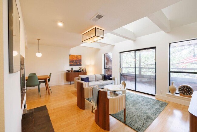 Foto del edificio - 7320 Cave Hollow Dr