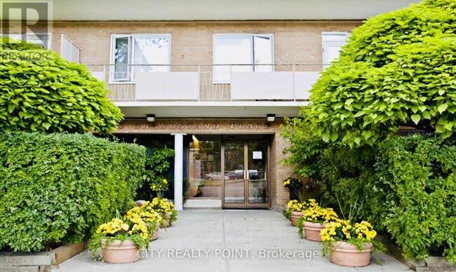 Building Photo - 2-512 Grandstand Pl