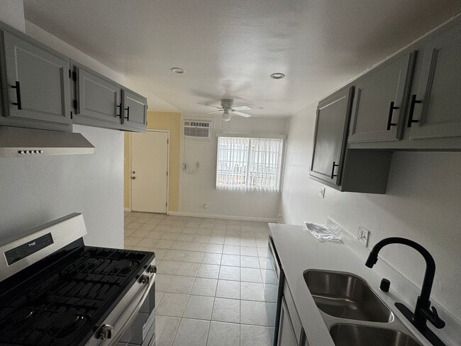 Building Photo - 6633 Woodley Ave