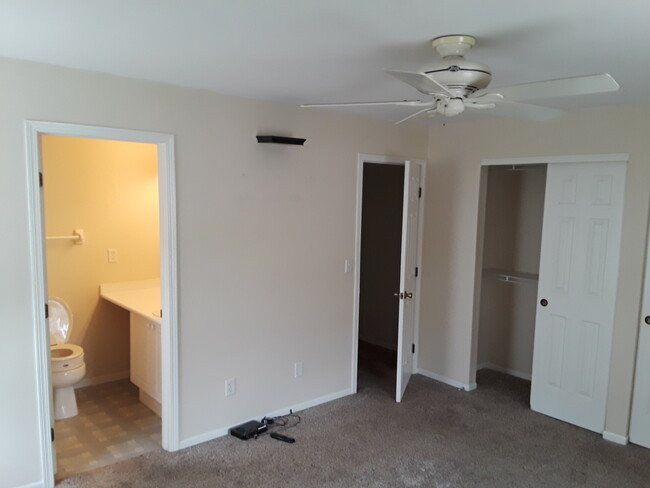 Master bath / bed / closets - 2361 Hotchkiss St