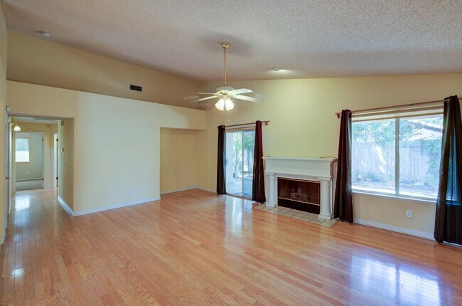 Building Photo - 5582 W Wathen Ave
