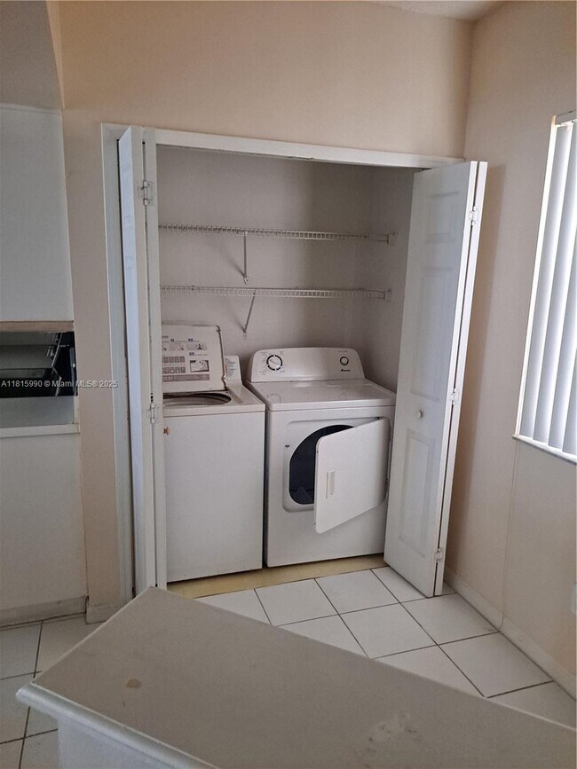 Foto del edificio - 3255 NE 184th St