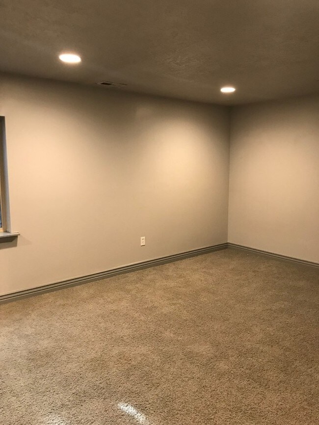 Building Photo - Beautiful 3 bed with 1 Car Garage