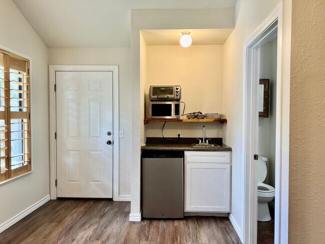 Foto del edificio - Hill Country Studio Apartment