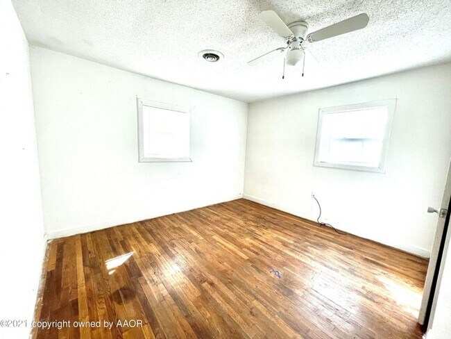 Building Photo - 2 bed/ 1 bath full stucco home with fenced...