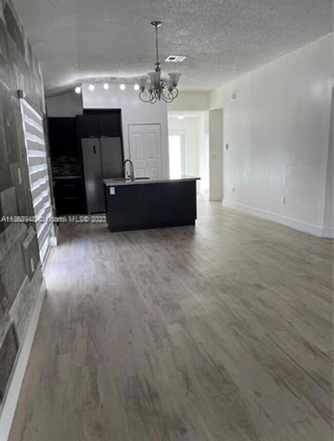 Foto del edificio - 5610 NW 187th St