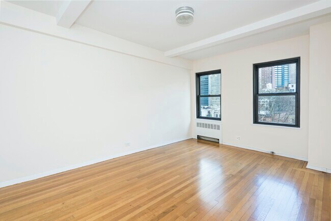 Building Photo - Large Pre-War 1-BR in Midtown East
