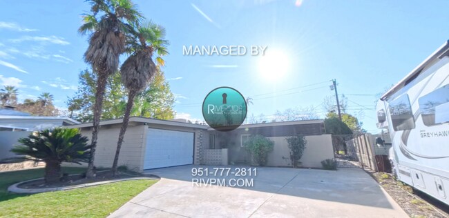 Foto del edificio - Mid-Century Modern Beauty with Spacious Backyard