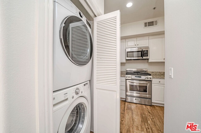 Building Photo - 2311 Schader Dr