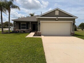 Building Photo - 5330 Oak Breeze Ave